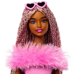 Barbie Muñeca Deluxe Style Nº 4 con Conjunto Rosa Claro y Pelo Rosa y Marrón en Trenzas><noscript><img width=