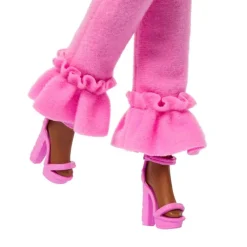 Barbie Muñeca Deluxe Style Nº 4 con Conjunto Rosa Claro y Pelo Rosa y Marrón en Trenzas><noscript><img width=