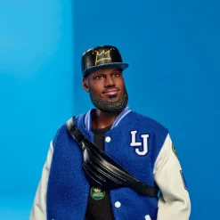Barbie Signature Muñeco Kenbassador Coleccionable de Lebron James con Conjunto de Chaqueta Universitaria y Accesorios><noscript><img width=