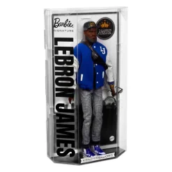 Barbie Signature Muñeco Kenbassador Coleccionable de Lebron James con Conjunto de Chaqueta Universitaria y Accesorios><noscript><img width=