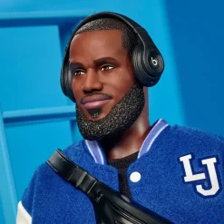 Barbie Signature Muñeco Kenbassador Coleccionable de Lebron James con Conjunto de Chaqueta Universitaria y Accesorios><noscript><img width=