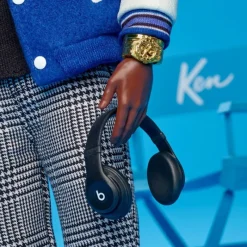 Barbie Signature Muñeco Kenbassador Coleccionable de Lebron James con Conjunto de Chaqueta Universitaria y Accesorios><noscript><img width=