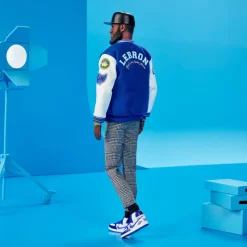 Barbie Signature Muñeco Kenbassador Coleccionable de Lebron James con Conjunto de Chaqueta Universitaria y Accesorios><noscript><img width=