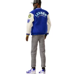 Barbie Signature Muñeco Kenbassador Coleccionable de Lebron James con Conjunto de Chaqueta Universitaria y Accesorios><noscript><img width=