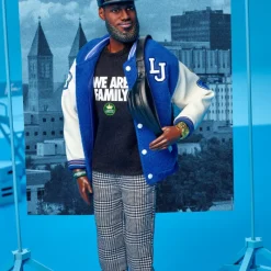 Barbie Signature Muñeco Kenbassador Coleccionable de Lebron James con Conjunto de Chaqueta Universitaria y Accesorios><noscript><img width=