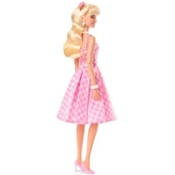 Barbie The Movie Muñeca Signature con Vestido Vintage a Cuadros><noscript><img width=