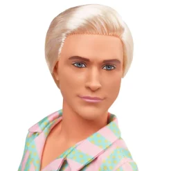 Barbie The Movie Muñeco Ken con Conjunto de Playa a Rayas Rosa y Verde Pastel, Tabla de Surf y Zapatillas><noscript><img width=