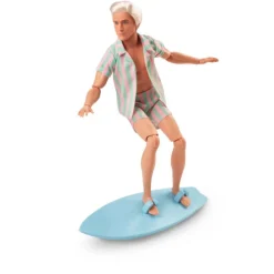 Barbie The Movie Muñeco Ken con Conjunto de Playa a Rayas Rosa y Verde Pastel, Tabla de Surf y Zapatillas><noscript><img width=
